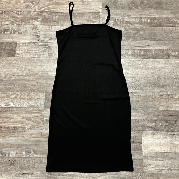 Simple black dress - Picture 2 of 3